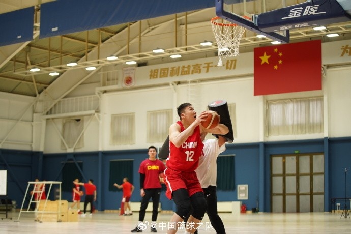 中國籃球之隊(duì)官博：大塊頭 大能量 祝李炎哲25歲生日快樂！